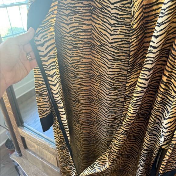 Tiger Print Long Robe - Picture 4 of 5